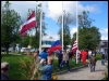 Lipud heiskasid eelmise Tapa krossi võitjad Aivar Kender ja Rudolf Sarv. Läti lipu heiskas Dainis Leimanis, Vene lipu Valeri Dronov. (01.06.2003) Heiki Vuntus / Tapa linnaleht Sonumed