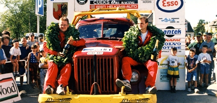 Aare Müil - Tiit Vanamölder võitjaina finišis 1998. aasta Valge Daami rallil. Foto: Eduard Laur