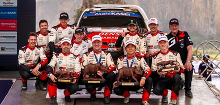 Takamoto Katsuta ja Aaron Johnston ja Toyota rallitiim v&auml;histamas v&otilde;itu Naivashas poodiumil. Foto: Jaanus Ree / Red Bull CP