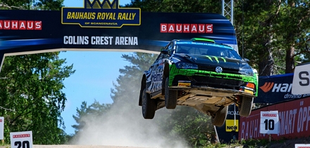 Oliver Solberg mullusel Skandinaavia rallil. Foto: Red Bull Content Pool