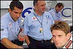 Marcus Grönholm ja Peugeot team Sanremo ralli hooldusalas aastal 2001. Foto: Lehtikuva / Scanpix