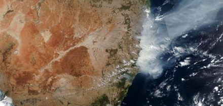 Austraalia idarannikut laastavad tulekahjud, mille paks suits on nähtav NASA satelliidifotolt. Foto: NASA
