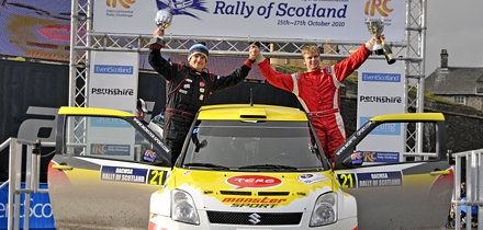 Karl Kruuda ja Martin Järveoja finišipoodiumil. Foto: rally-photo.com