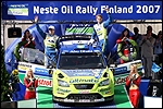 Soome Neste ralli võitjad Marcus Gönholm ja Timo Rautiainen poodiumil. Foto: Ford