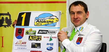 Võistluse juht Gatis Cimdiņš Jānis Vorobjovsi võistlusnumbrit presenteerimas. Foto: rallyemotions.lv