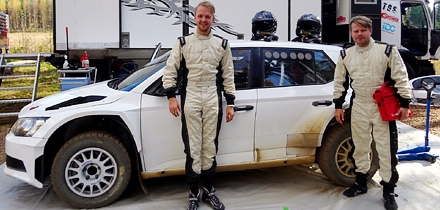 Miko-Ove Niinemäe ja Martin Valter proovisid Soomes R5 klassi võistlusautot. Foto: Erakogu